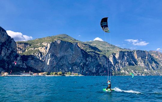 kitesurf_in_campione_del_garda.jpg