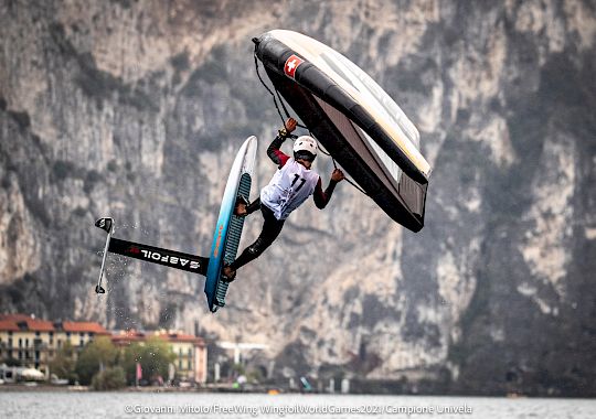 Wing foil on Lake Garda: where, when, schools, courses and shops.